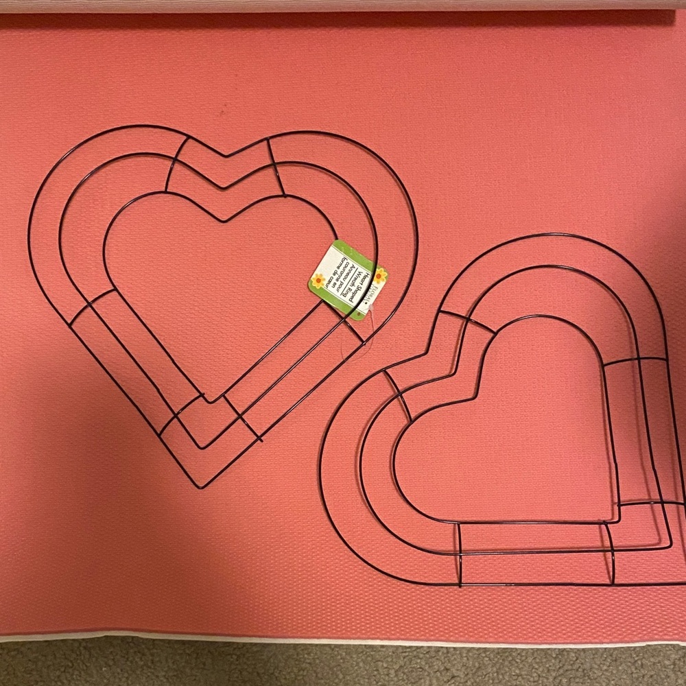 Heart-Shaped Wire Wall Decor - Black